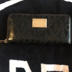 MICHAEL KORS LARGE BLACK WALLET